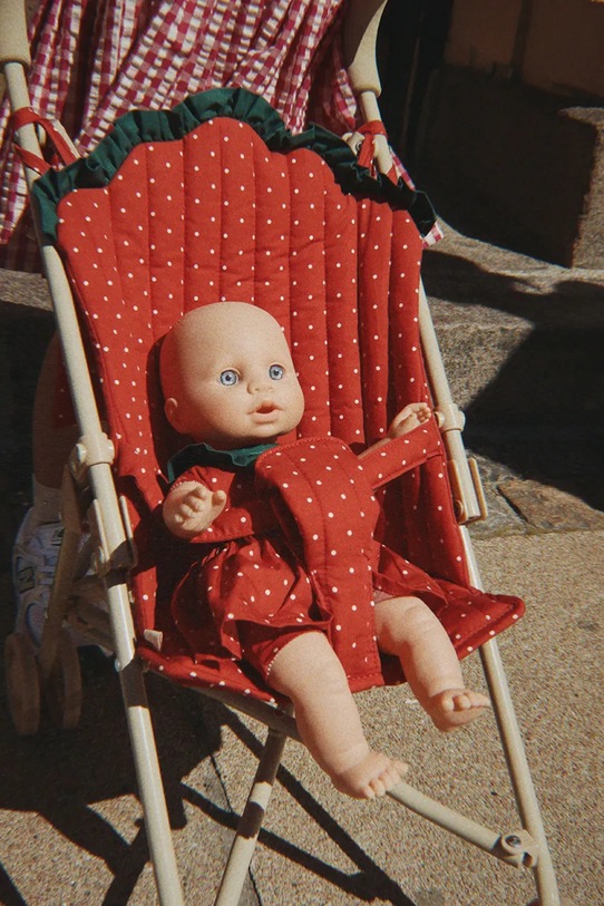 Konges Sløjd kočárek pro panenky dětský bavlněný FRAISE DOLL STROLLER červená KS105387.PPY2