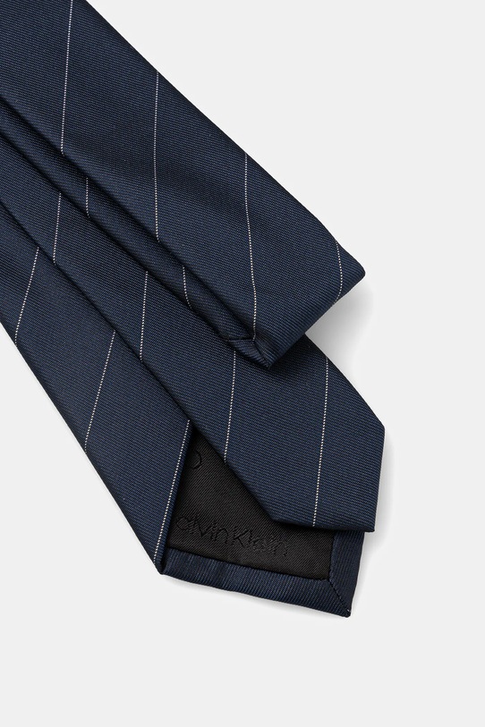 Calvin Klein krawat z dodatkiem jedwabiu CK2111E003 granatowy SS26