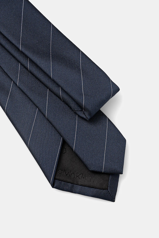 Calvin Klein krawat z dodatkiem jedwabiu CK2111E003 granatowy SS26