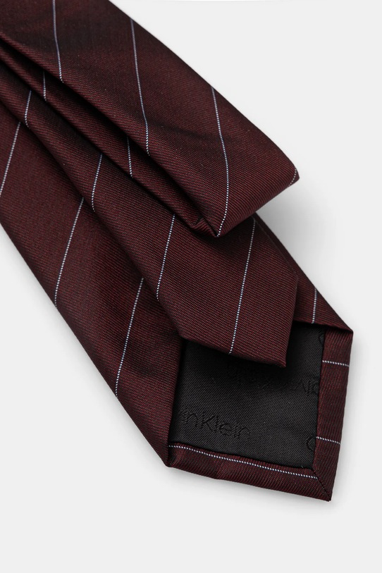 Calvin Klein krawat z dodatkiem jedwabiu CK2111E003 bordowy SS26