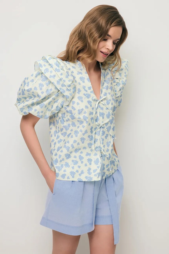 BIZUU blúzka s volánom dámska bavlnená ALIANNA modrá ALIANNA.KREMOWY