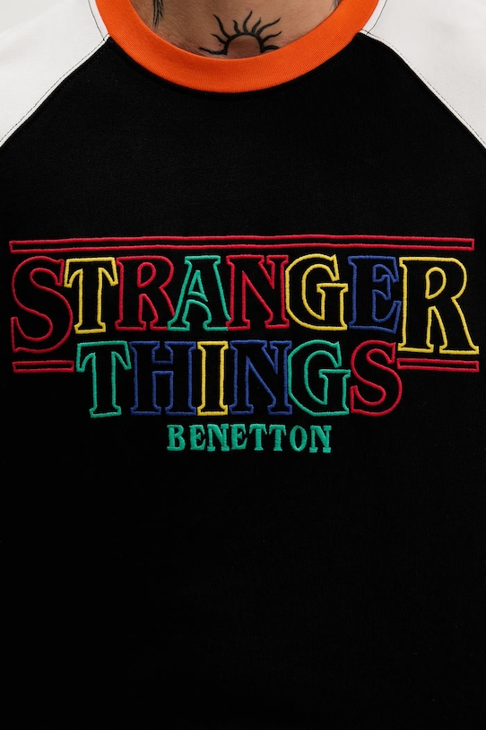 United Colors of Benetton bluza bawełniana x Stranger Things 38JZU10B9 czarny