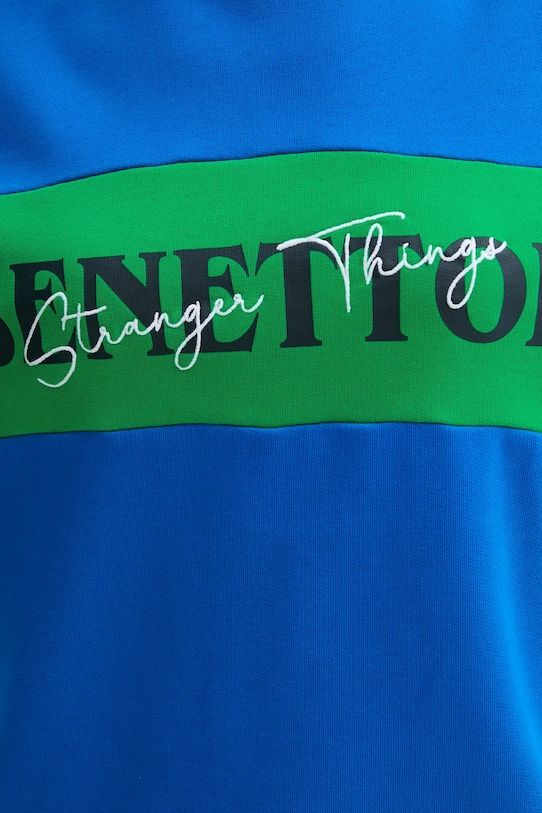 United Colors of Benetton bluza bawełniana x Stranger Things 342ZU10BA niebieski