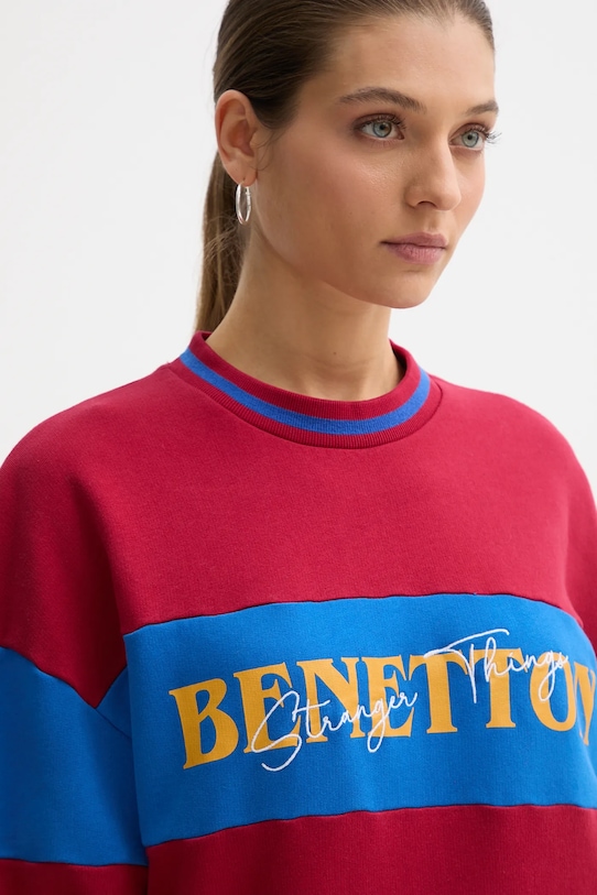 United Colors of Benetton bluza bawełniana x Stranger Things bordowy 342ZU10BA