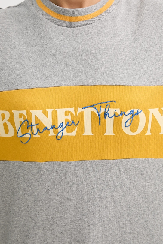 United Colors of Benetton bluza bawełniana x Stranger Things 342ZU10BA szary