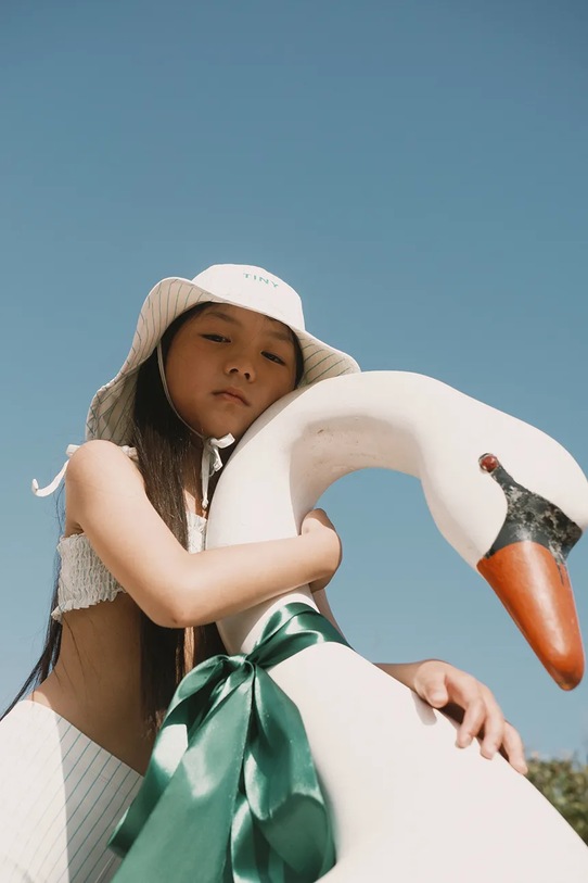 Tinycottons kapelusz dziecięcy CYAN FINE STRIPES BUCKET HAT SS26.454 biały