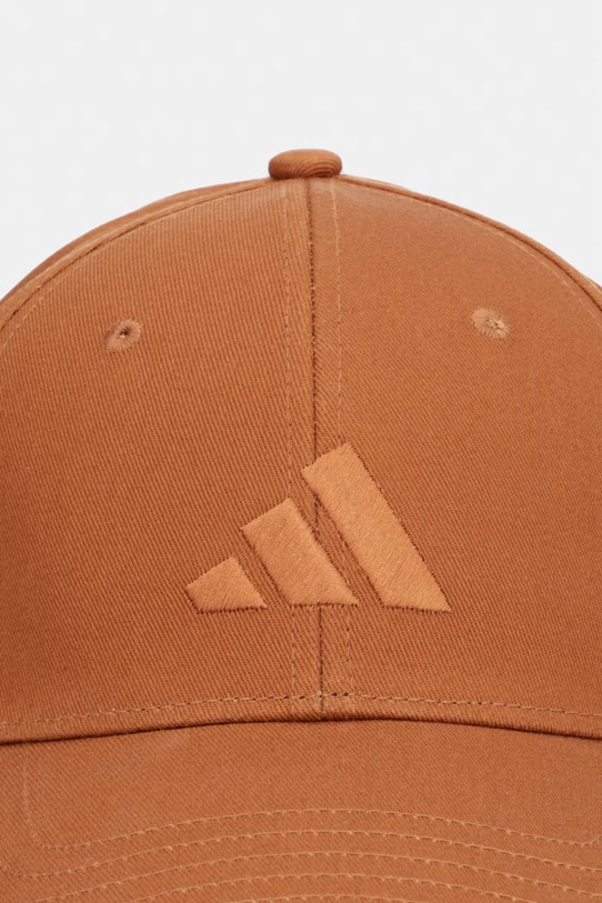 adidas czapka z daszkiem bawełniana KF0409 brązowy SS26