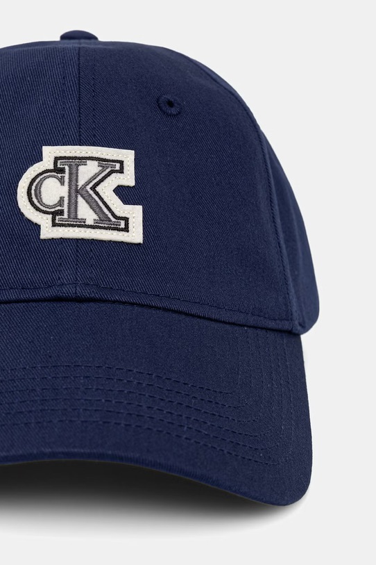 Calvin Klein Καπέλο με γείσο βαμβακερό LV04D5083G σκούρο μπλε SS26