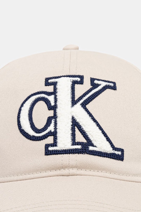 Calvin Klein čiapka so šiltom bavlnená LV04D5101G béžová SS26