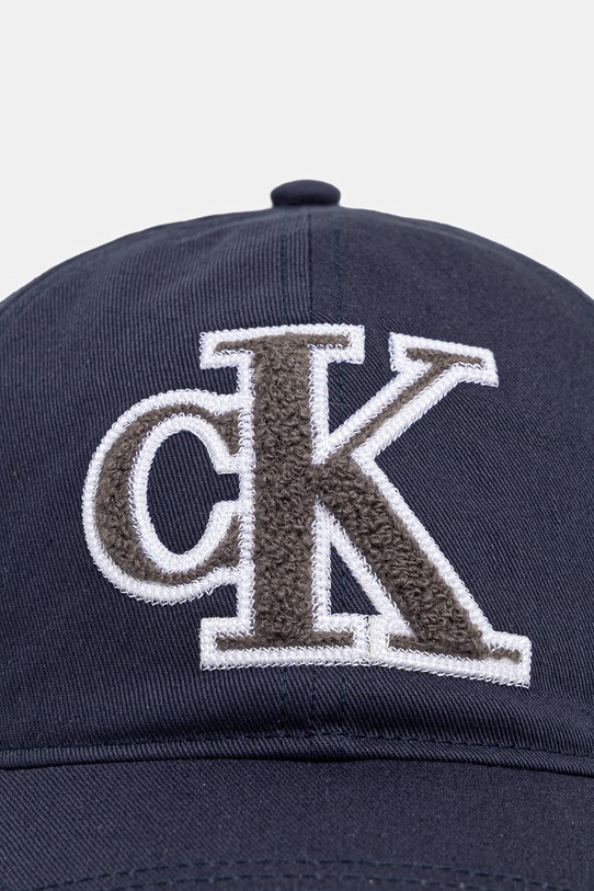 Calvin Klein czapka z daszkiem bawełniana LV04D5101G granatowy SS26