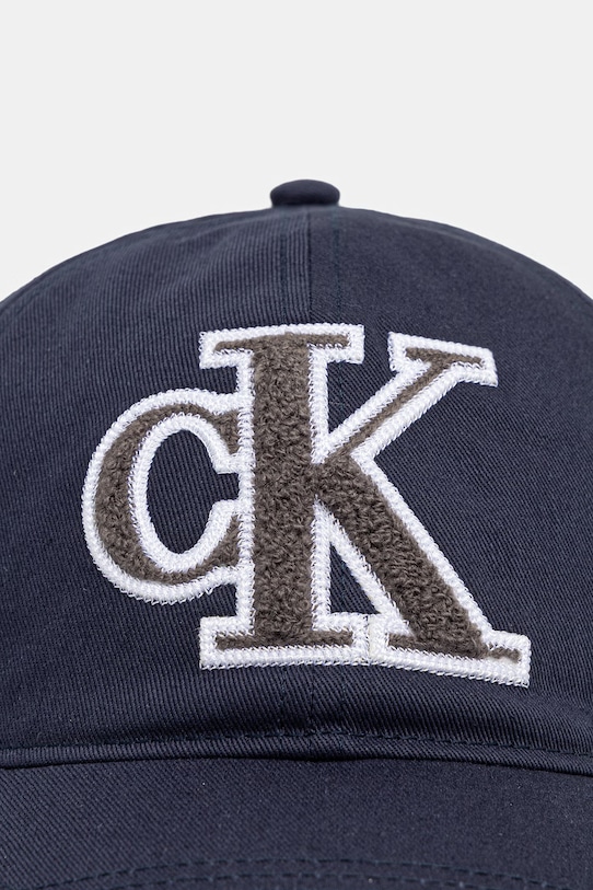 Calvin Klein czapka z daszkiem bawełniana LV04D5101G granatowy SS26