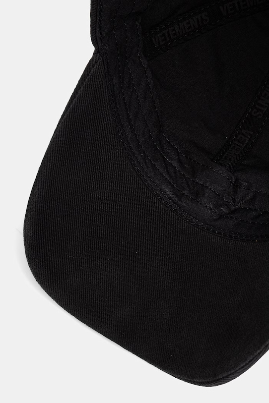 VETEMENTS czapka z daszkiem bawełniana Nano Logo czarny UE76CA324B