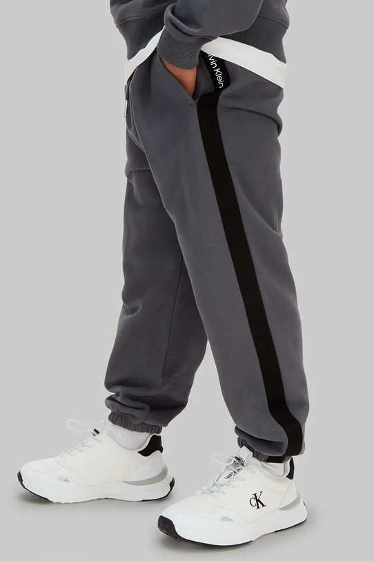 Calvin Klein Jeans dres bawełniany dziecięcy IB0IB02621.128.176.PPY2 szary SS26