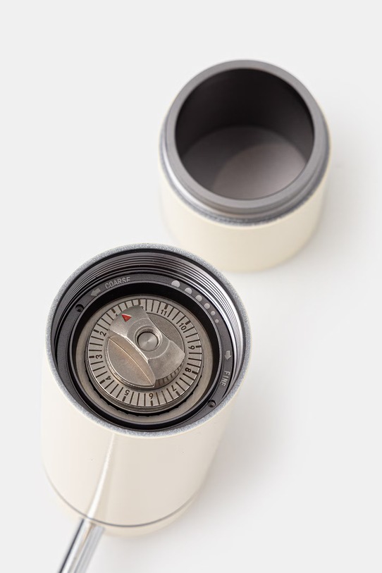 Akcesoria Café Kitsuné młynek do kawy z metalu QU08111O0005 beżowy