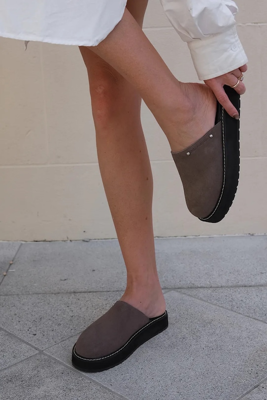 Emu Australia šľapky mules dámske semišové Maroo W13285.SMOK