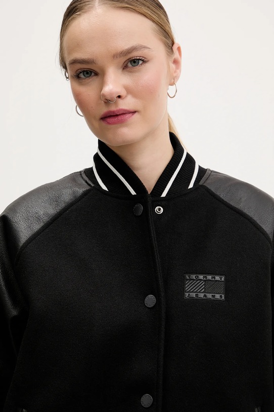 Tommy Jeans kurtka z dodatkiem wełny czarny DW0DW22557