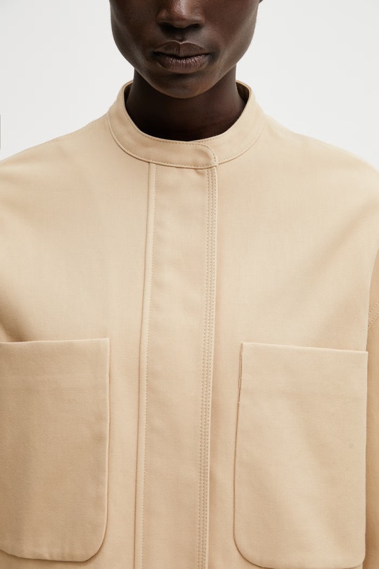 Maison Kitsuné krátká bunda dámská bavlněná béžová QW02106WW9093
