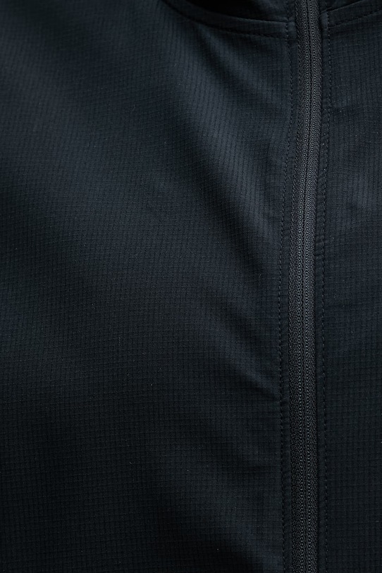 Under Armour спортивная куртка женская Velociti 6009542 чёрный