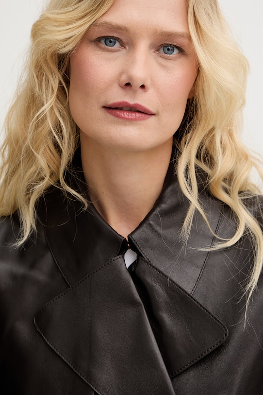 BOSS kratka jakna za žene od kože Sarcae smeđa 50559306