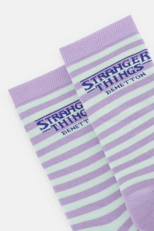 United Colors of Benetton skarpetki x Stranger Things 6AO32703A fioletowy SS26