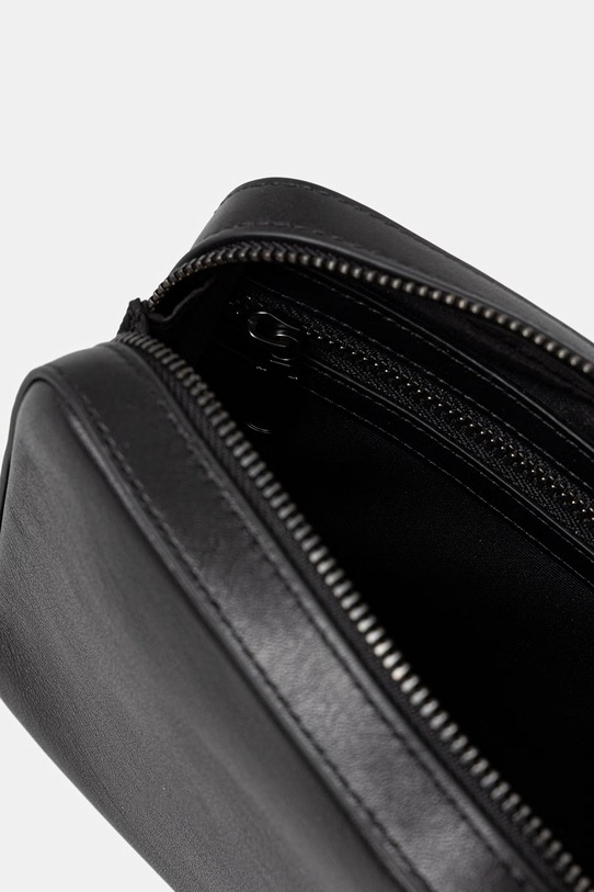 Calvin Klein vrecko pánske kožené čierna LV04D1172G