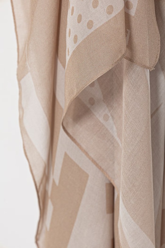 Doplňky Karl Lagerfeld šátek ženský s příměsí hedvábí K/CIRCLE B2W33041 béžová