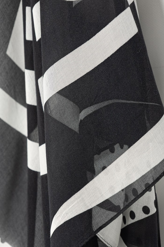 Doplňky Karl Lagerfeld šátek ženský s příměsí hedvábí K/CIRCLE B2W33041 černá