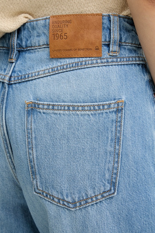 United Colors of Benetton jeansy relaxed fit damskie niebieski 4IKGDE02Q