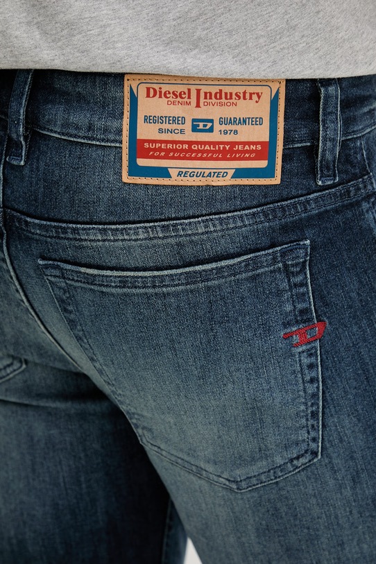 Diesel jeansy męskie 1979 SLEENKER L.32 niebieski A03594.0ADBM