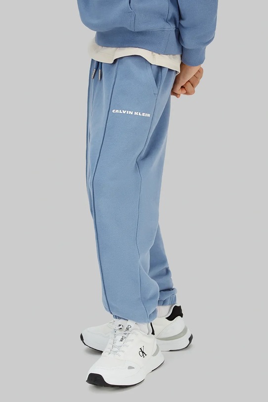 Chłopiec Calvin Klein Jeans spodnie dresowe bawełniane dziecięce IB0IB02605.128.176.PPY2 niebieski