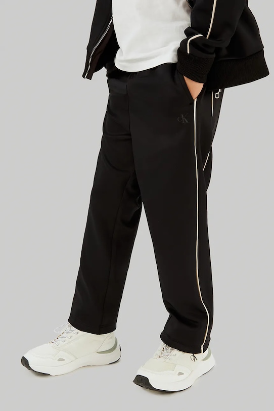 Chłopiec Calvin Klein Jeans spodnie dresowe dziecięce IB0IB02606.128.176.PPY2 czarny