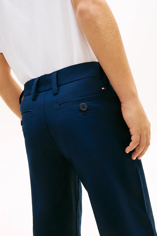 Tommy Hilfiger spodnie chinos dziecięce bawełniane z elastanem KB0KB10199.128.176.PPY2 granatowy