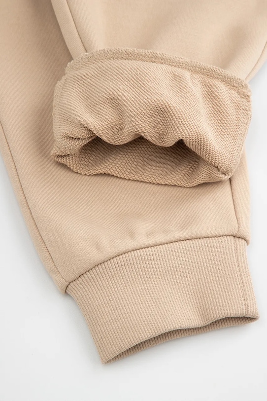 Coccodrillo spodnie dresowe dziecięce z bawełną beżowy WC6120103NBK