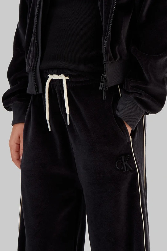 Dziewczynka Calvin Klein Jeans spodnie dresowe welurowe dziecięce IG0IG03057.128.176.PPY2 czarny