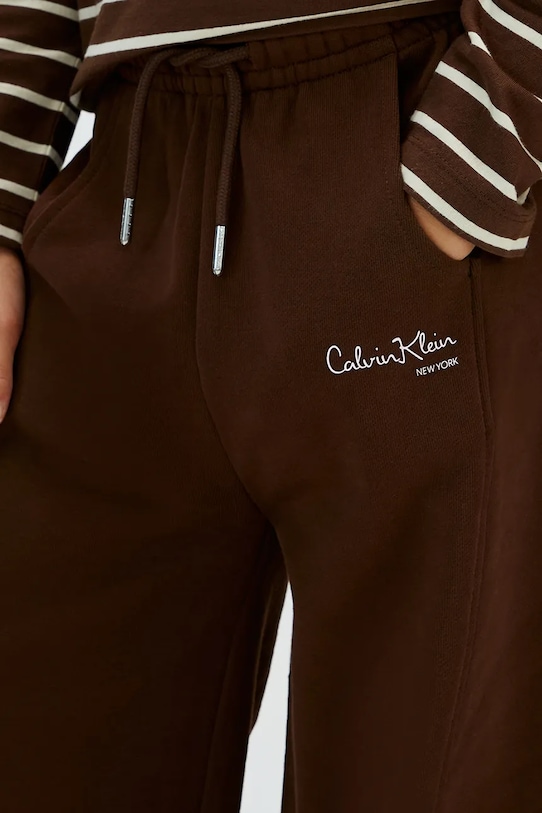 Дитячі бавовняні штани Calvin Klein Jeans коричневий IG0IG03095.128.176.PPY2