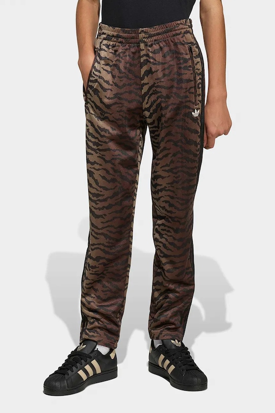 Детски спортен панталон adidas Originals кафяв KD3200