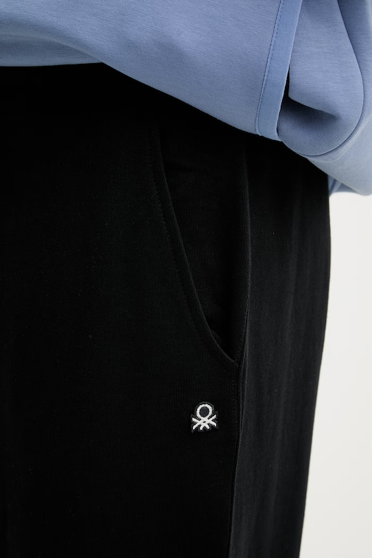 United Colors of Benetton pantaloni da tuta da uomo con cotone nero 342ZUF01B.