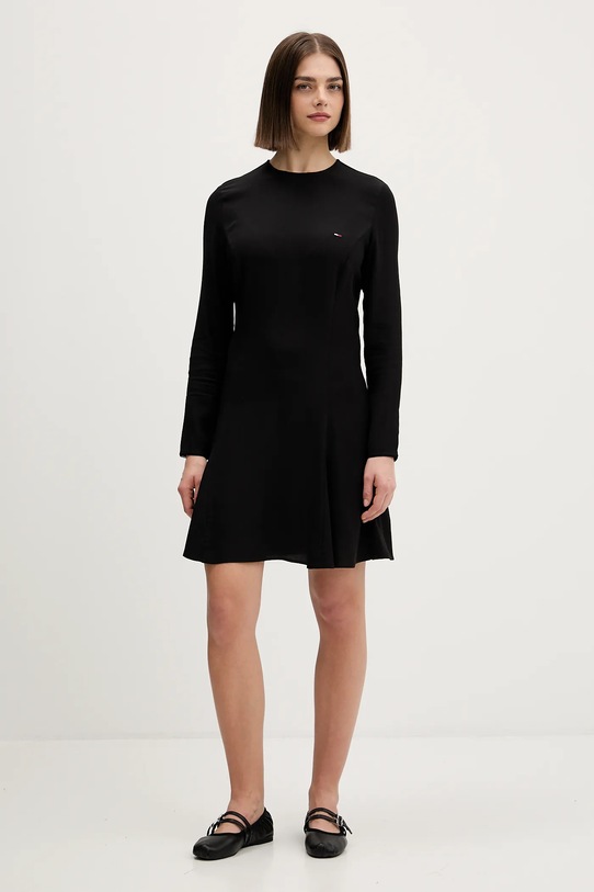 Tommy Jeans sukienka DW0DW21916 czarny SS26