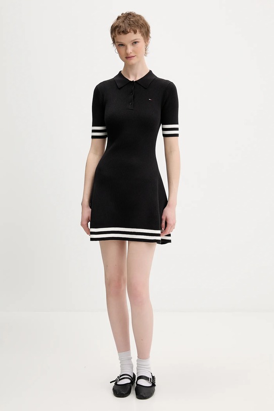 Tommy Jeans sukienka DW0DW22106 czarny SS26