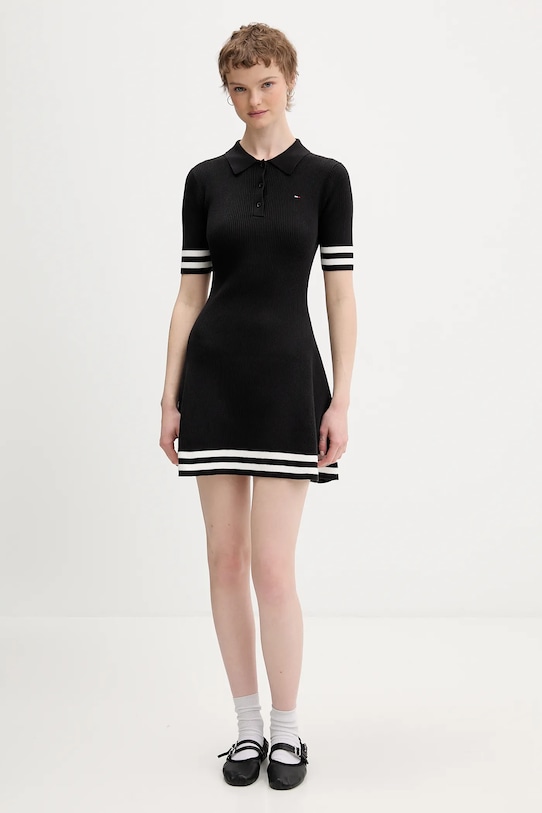Tommy Jeans sukienka DW0DW22106 czarny SS26
