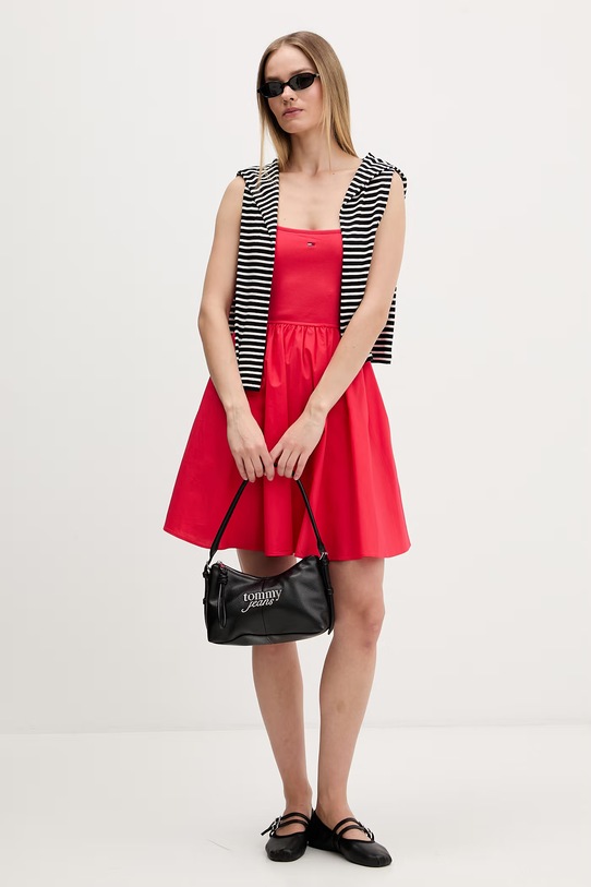 Tommy Jeans šaty s rozšíreným strihom s bavlnou DW0DW22352 červená SS26