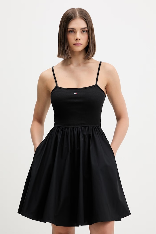 Tommy Jeans šaty s rozšíreným strihom s bavlnou čierna DW0DW22352