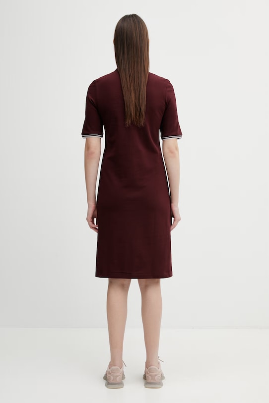 Odzież Fred Perry sukienka bawełniana D2179 bordowy