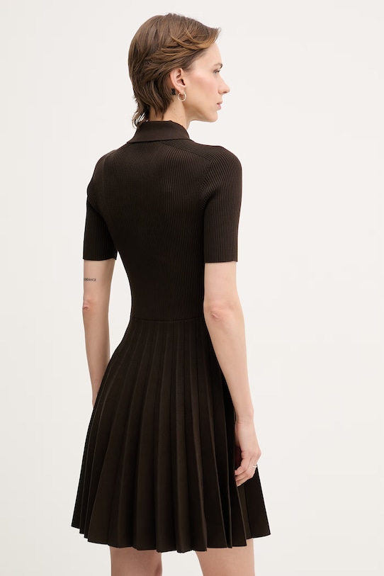 Одяг Lacoste плісирована сукня віскозна EF5803 коричневий