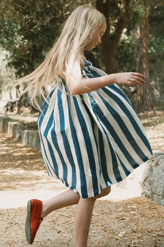 Tinycottons sukienka z dodatkiem lnu dziecięca LIGHT NAVY STRIPES DRESS SS26.225