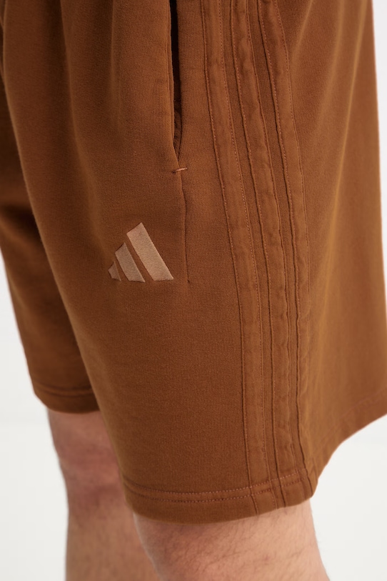 Βαμβακερό σορτσάκι adidas καφέ KE5995