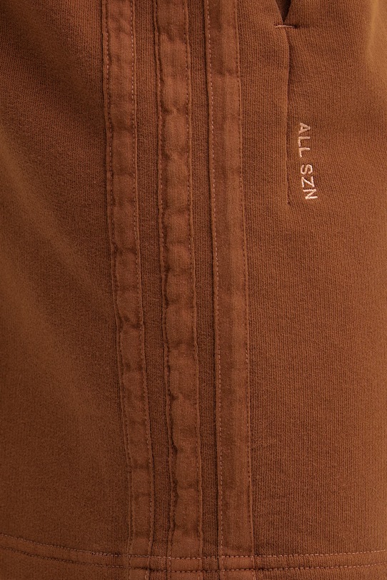 Βαμβακερό σορτσάκι adidas KE5995 καφέ