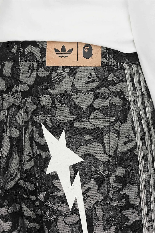 Rifľové krátke nohavice adidas Originals x BAPE čierna KF4917