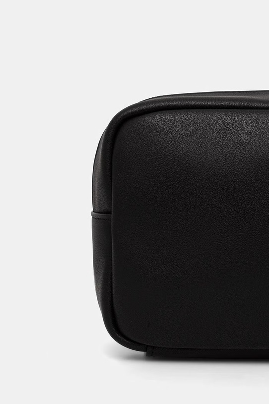 Dodaci Calvin Klein kozmetička torbica za muškarce od imitacije kože LV04D1238G crna