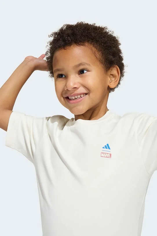 adidas t-shirt dziecięcy bawełniany z elastanem Marvel beżowy JZ3572